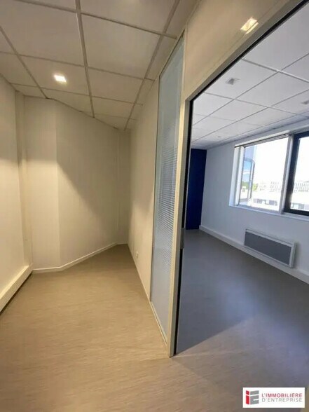 Office in Saint-Grégoire for lease - Interior Photo - Image 2 of 7