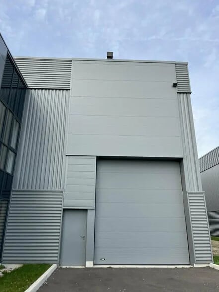 Flex in Chanteloup-en-Brie for sale - Building Photo - Image 1 of 12