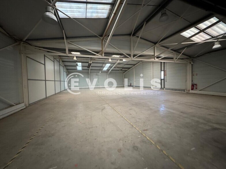 Flex in Saleux for lease - Interior Photo - Image 2 of 4