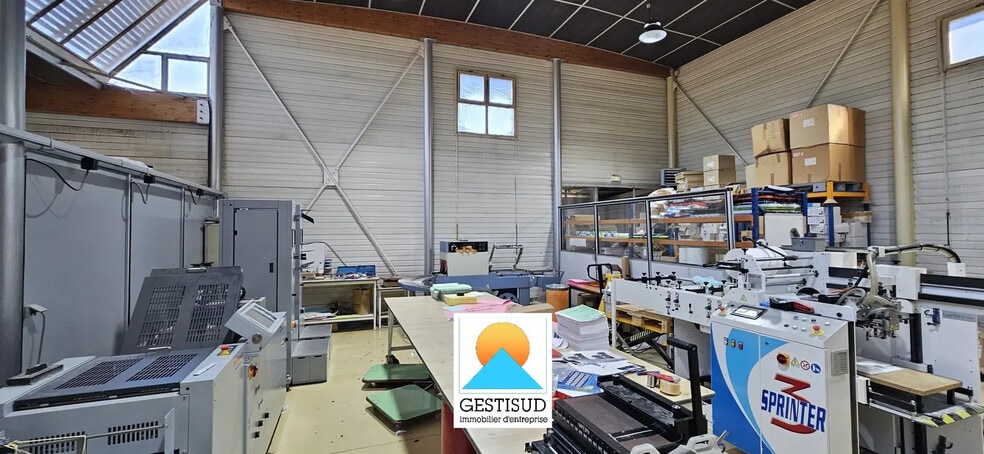 Flex in Aubagne for lease - Interior Photo - Image 2 of 8