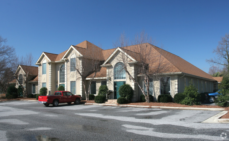 1403 Eastchester Dr, High Point, NC for lease - Building Photo - Image 3 of 14