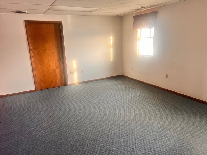 13349-13395 Snow Rd, Brook Park, OH for lease - Interior Photo - Image 3 of 6