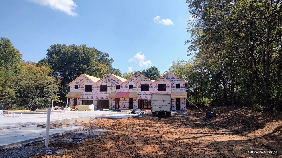 Under Construction 8 Units PLUS 2 Lots! portfolio of 4 properties for sale on LoopNet.com - Building Photo - Image 2 of 4