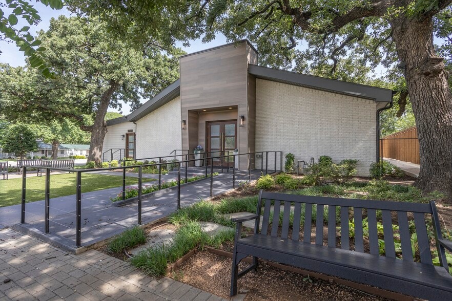 403 E Broad St, Mansfield, TX for lease - Building Photo - Image 3 of 10