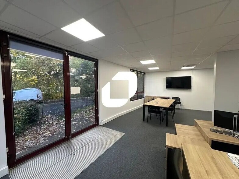 Office in Saint-Germain-en-Laye for lease - Interior Photo - Image 2 of 8