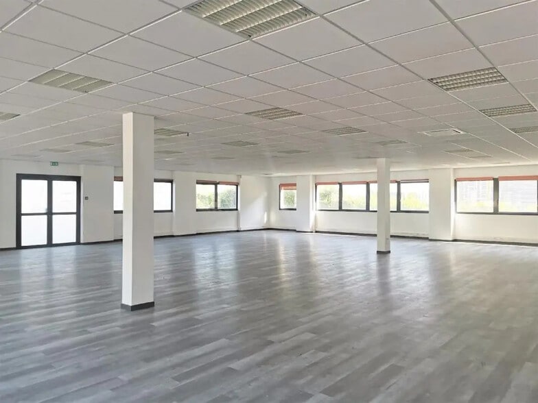 Office in Saint-Priest for lease - Interior Photo - Image 1 of 9