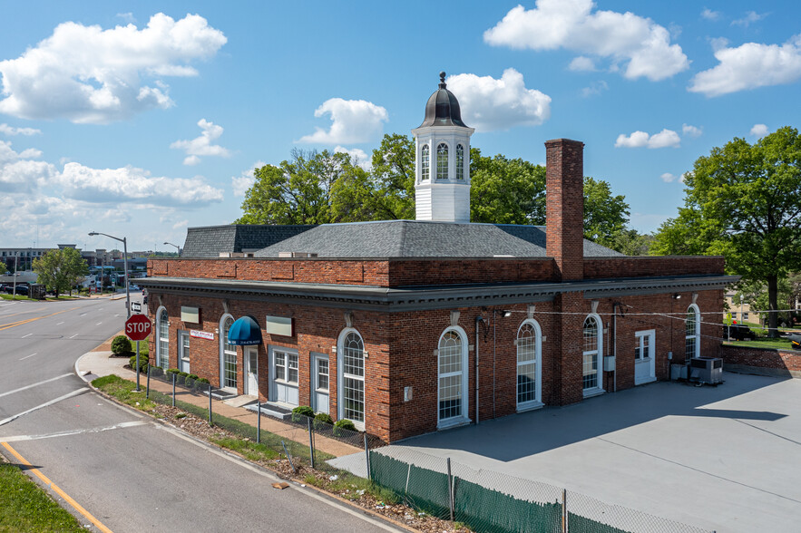 889 S Brentwood Blvd, Clayton, MO for sale - Building Photo - Image 1 of 9