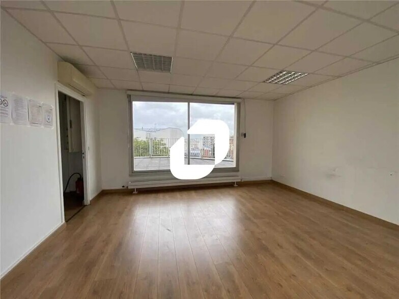 Office in Montreuil for lease - Interior Photo - Image 2 of 4