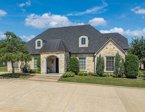 2367 Oak Alley, Tyler, TX for lease Interior Photo- Image 1 of 10