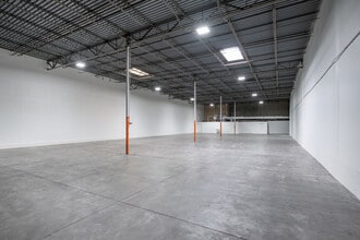 1057 Ellis Rd N, Jacksonville, FL for lease Interior Photo- Image 2 of 4