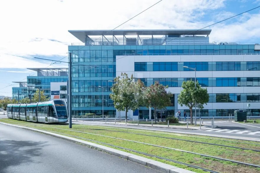 Office in Rungis for lease - Building Photo - Image 2 of 18