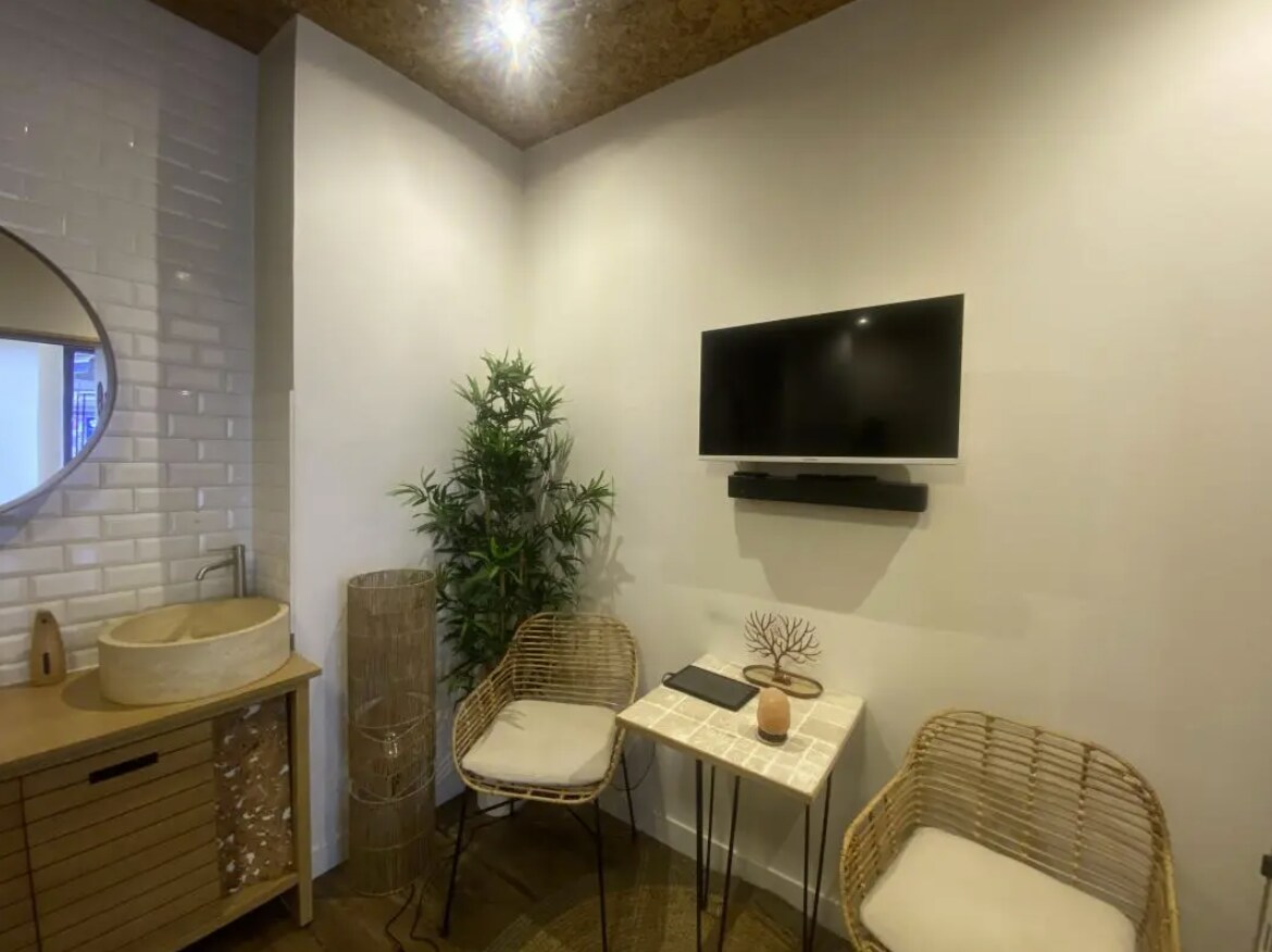 Retail in Paris for lease Interior Photo- Image 1 of 4