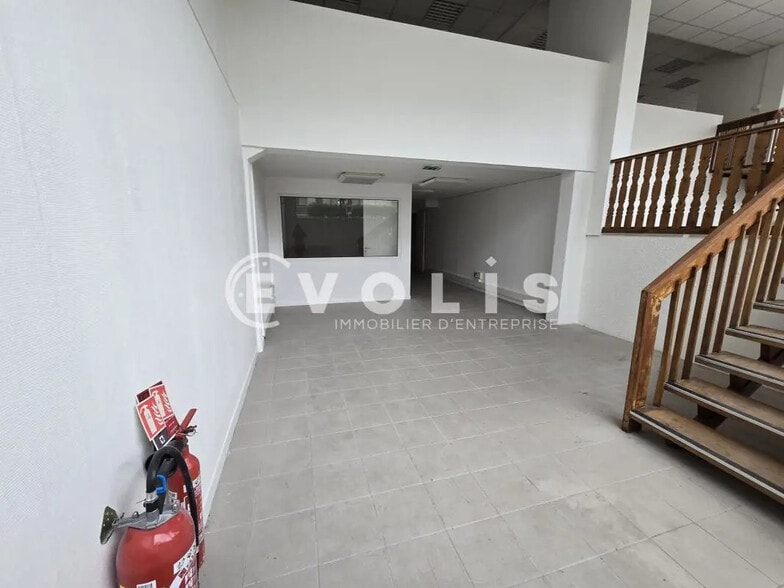 Office in Palaiseau for lease - Interior Photo - Image 2 of 8