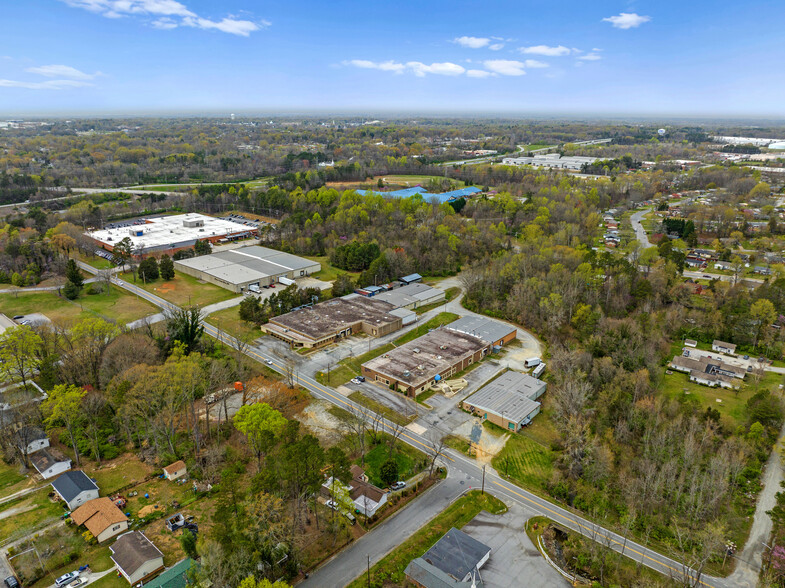 1200 Hickory Chapel Rd, High Point, NC for lease - Building Photo - Image 1 of 6