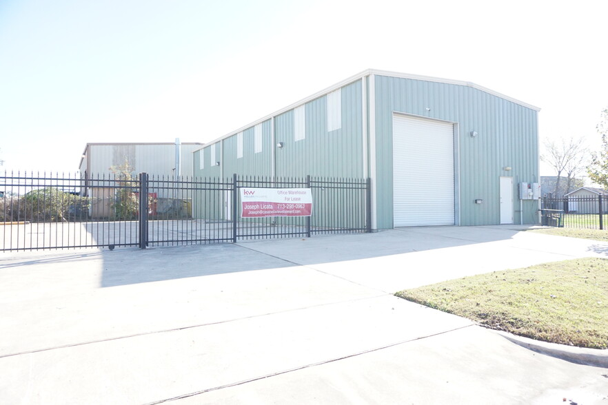 5711 Clementshire St, Houston, TX for lease - Building Photo - Image 1 of 10