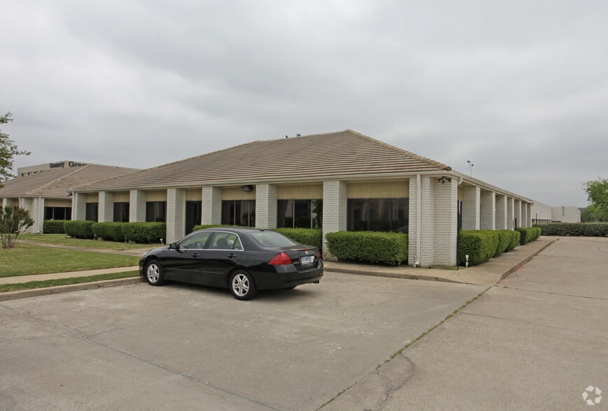 6800 Manhattan Blvd, Fort Worth, TX for lease - Building Photo - Image 2 of 7