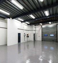 Redlands, Coulsdon for lease Interior Photo- Image 1 of 2