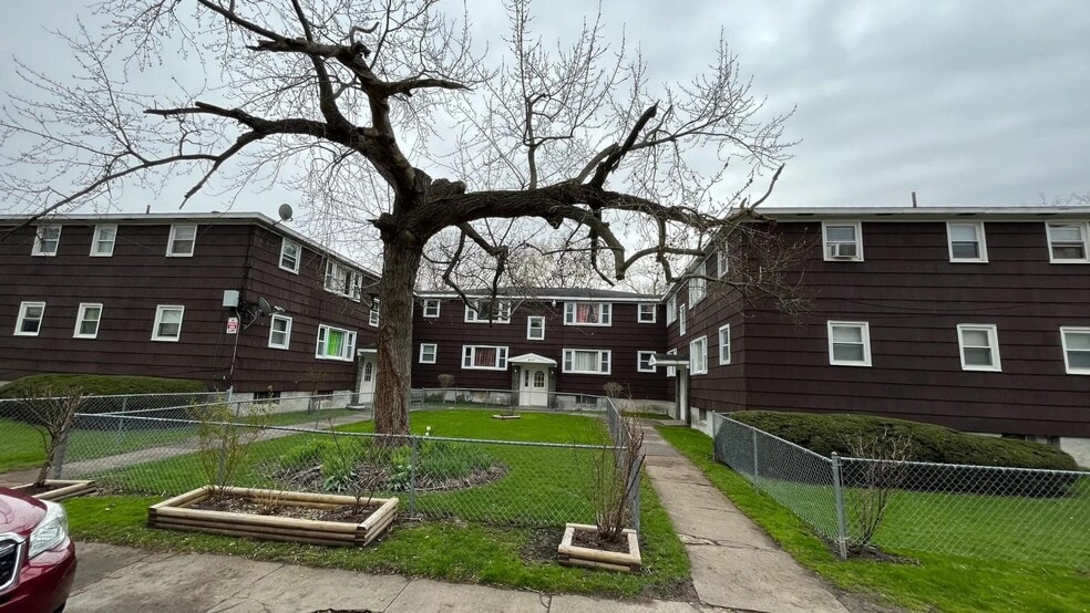 Syracuse and Oswego Portfolio portfolio of 1 properties for sale on LoopNet.com - Building Photo - Image 1 of 1