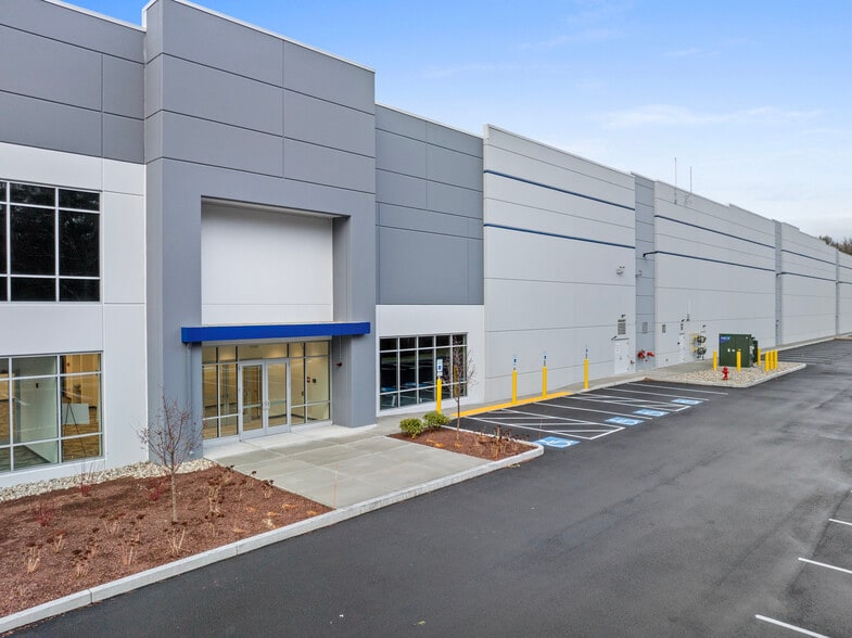 150 Revolutionary Dr, Taunton, MA for lease - Building Photo - Image 3 of 19