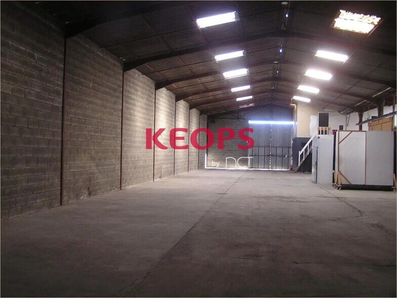 Flex in Saint-Alban for lease - Interior Photo - Image 3 of 4