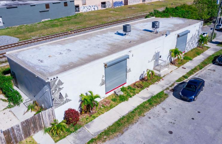 311 NW 72nd Ter, Miami, FL for sale - Primary Photo - Image 1 of 1