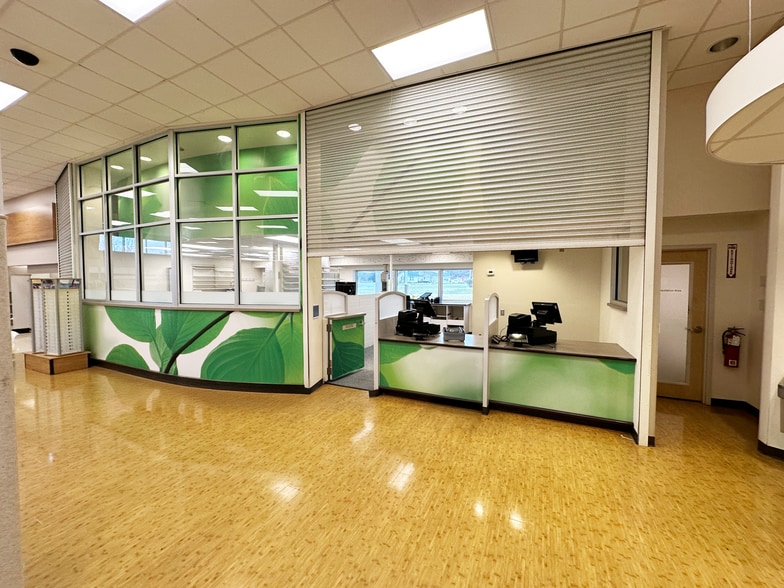 6535 Paw Paw Ave, Coloma, MI for sale - Interior Photo - Image 3 of 10