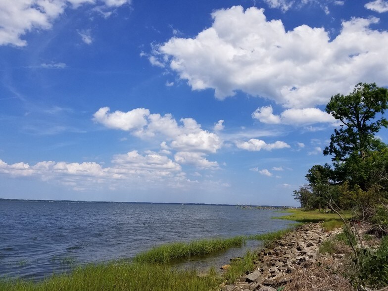 1740 Country Club Rd, Morehead City, NC 28557