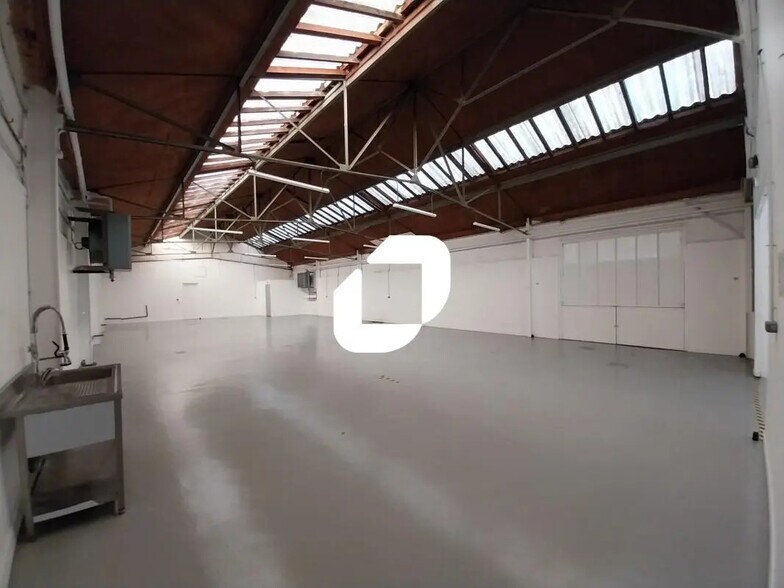 Flex in Villeneuve-Saint-Georges for lease - Interior Photo - Image 2 of 7