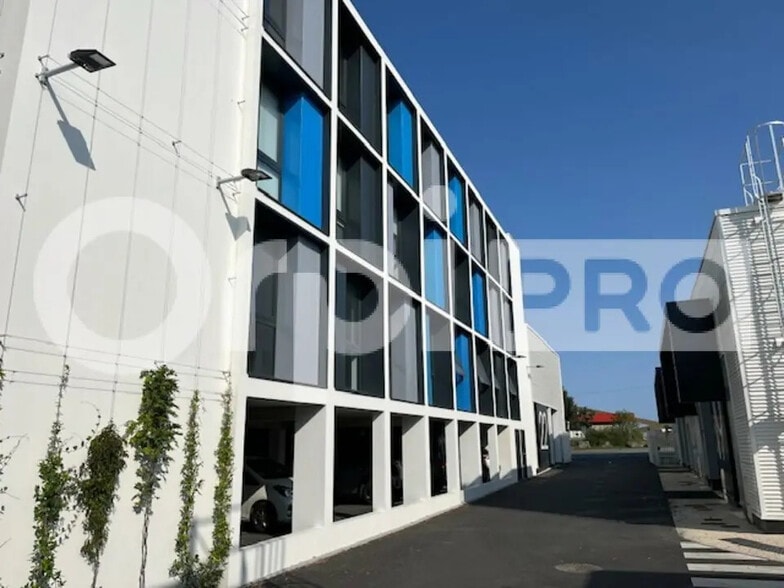 Office in La Rochelle for lease - Building Photo - Image 1 of 3