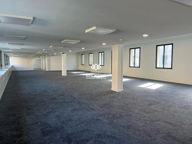 Office in Vénissieux for sale - Interior Photo - Image 2 of 6