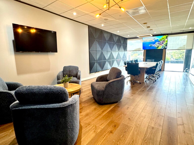 2550 N Loop Fwy W, Houston, TX for lease - Building Photo - Image 2 of 36