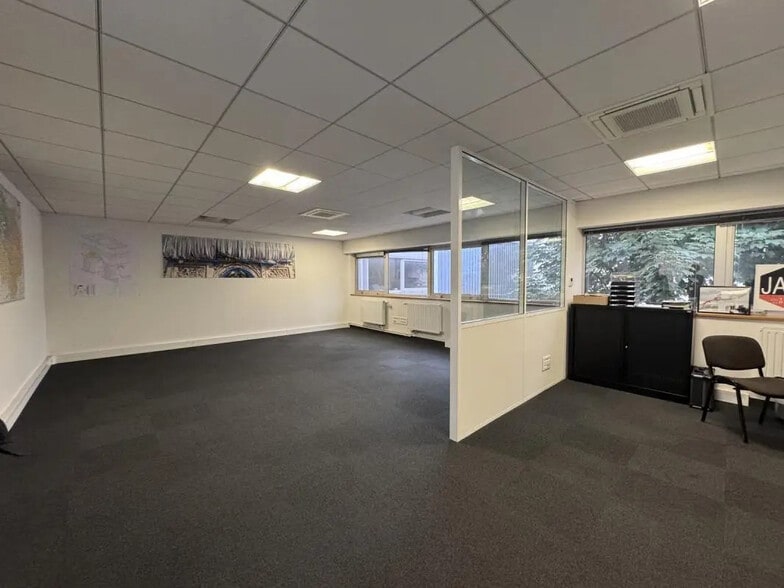 Office in Aubervilliers for lease - Interior Photo - Image 2 of 7