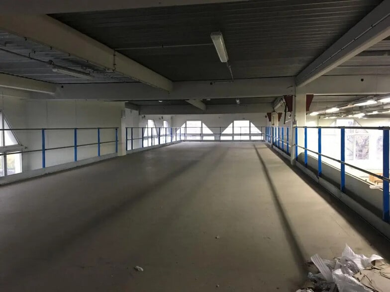 Office in Aubervilliers for lease - Interior Photo - Image 2 of 9