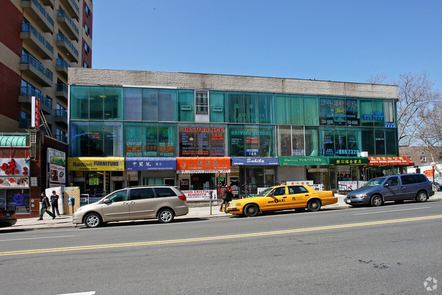 4304 Main St, Flushing, NY 11355