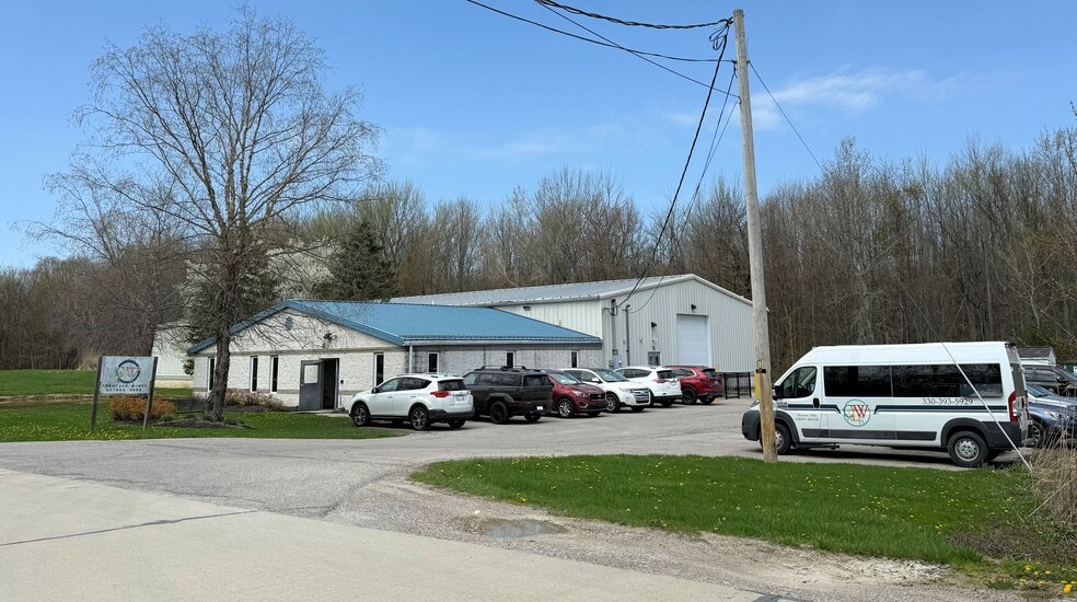 725 Pleasant Ave, Geneva, OH for sale - Building Photo - Image 2 of 8