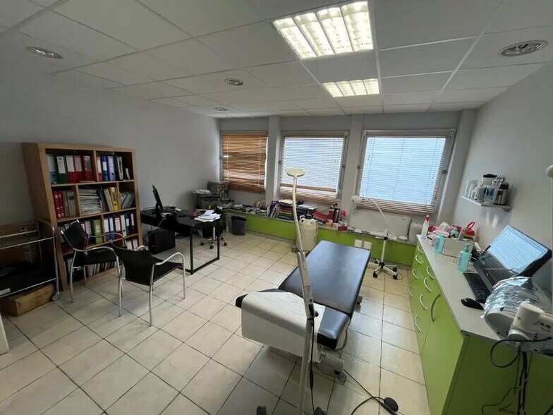 Flex in Nice for lease - Interior Photo - Image 3 of 9