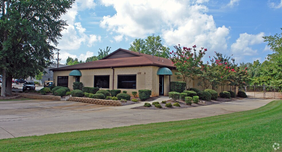 1237 Industrial Dr, Matthews, NC for sale - Building Photo - Image 2 of 8