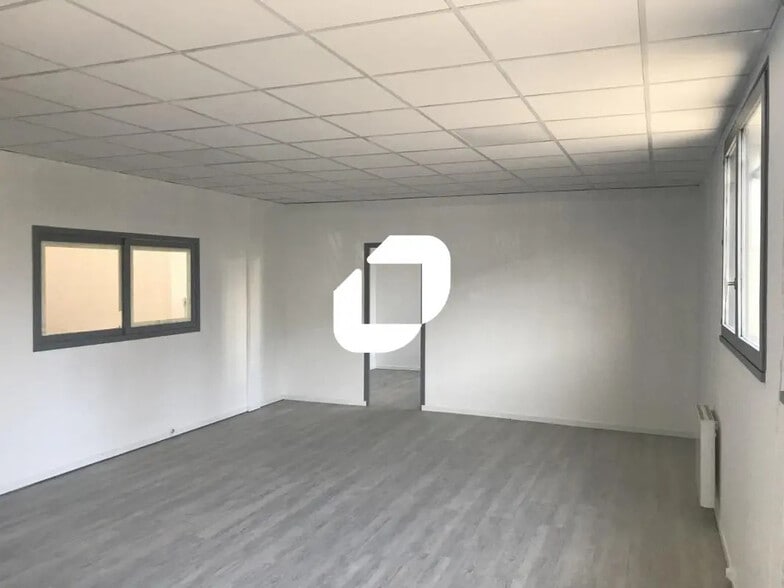 Flex in Émerainville for lease - Interior Photo - Image 2 of 3