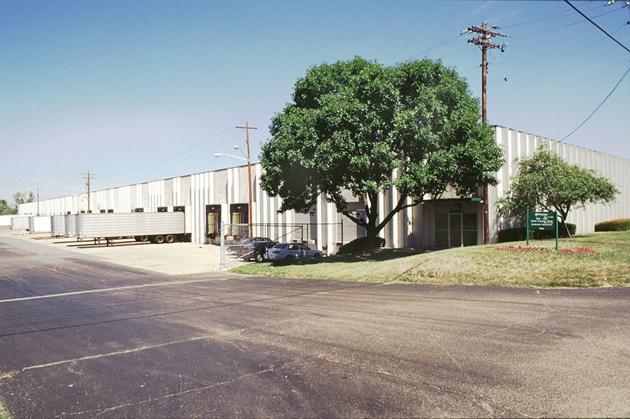 246-256 Circle Freeway Dr, Cincinnati, OH for lease - Building Photo - Image 2 of 6