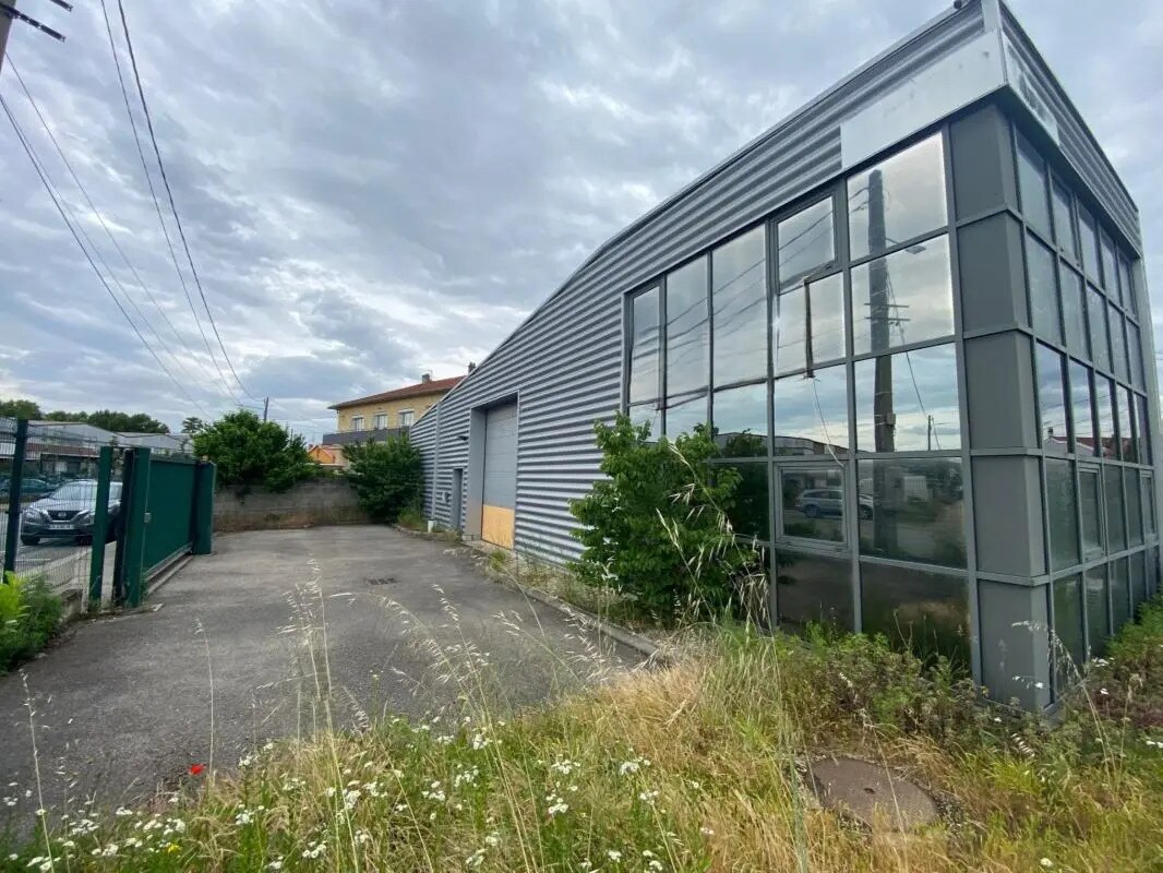 Flex in Irigny for lease Building Photo- Image 1 of 9