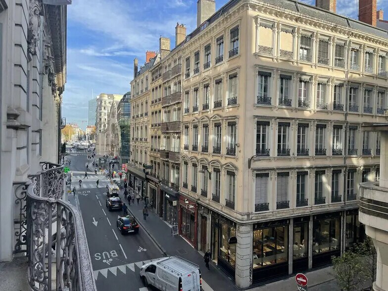 Office in Lyon for lease - Building Photo - Image 2 of 6
