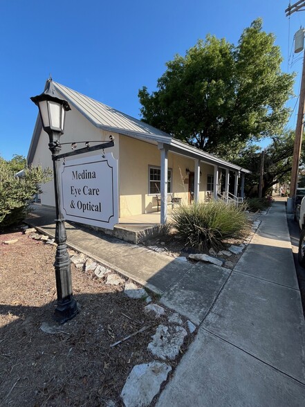 405 Paris St, Castroville, TX for lease - Building Photo - Image 1 of 9