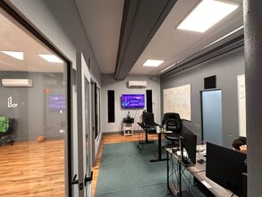 390 Berry St, Brooklyn, NY for lease Interior Photo- Image 2 of 3