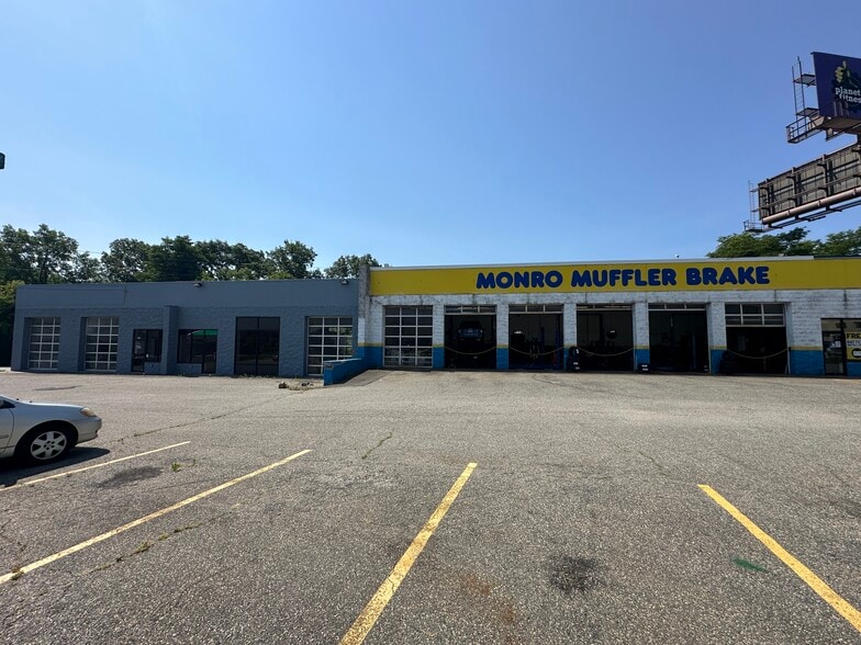 451 Memorial Dr, Chicopee, MA for lease - Building Photo - Image 1 of 5