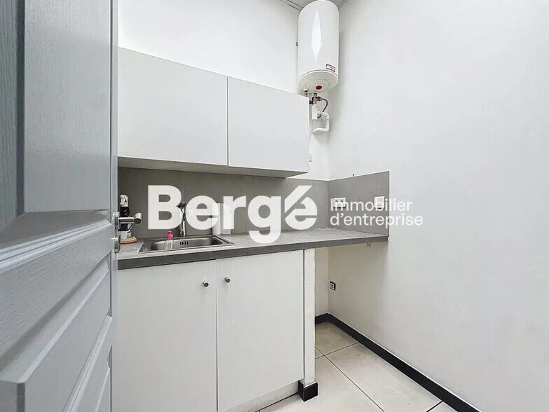 Retail in Antibes for lease - Interior Photo - Image 3 of 5