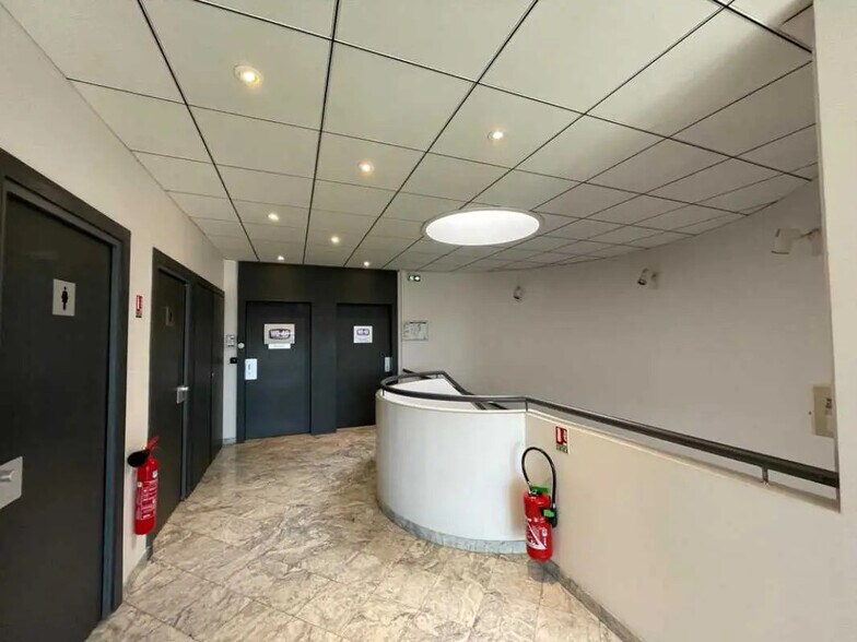 11 Rue Edison, Bron for lease - Lobby - Image 2 of 10