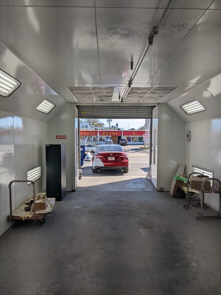 2242 Fowler St, Fort Myers, FL for sale - Interior Photo - Image 2 of 18