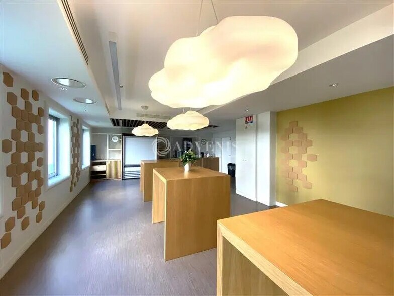 Office in Courbevoie for lease - Interior Photo - Image 3 of 5