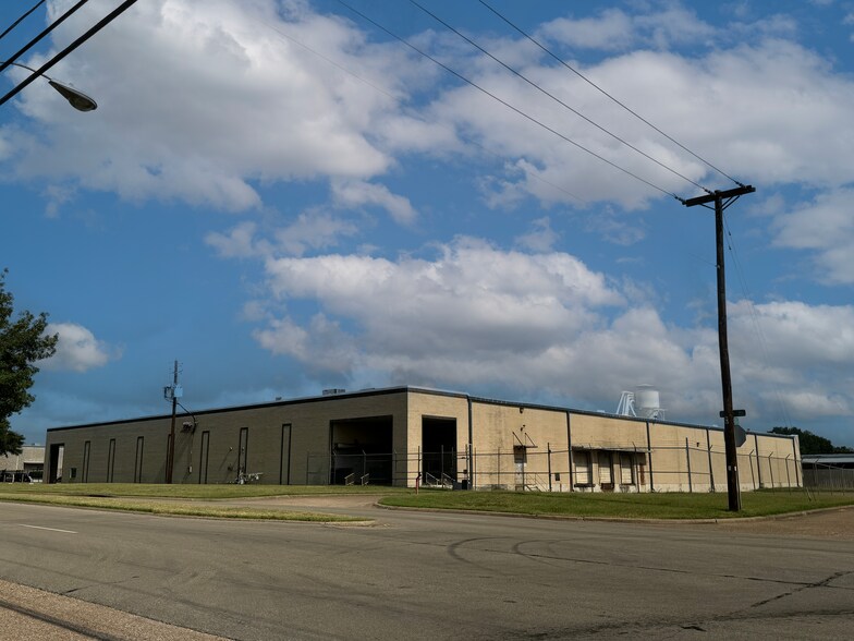 4105 Bronze Way, Dallas, TX for sale - Building Photo - Image 1 of 1