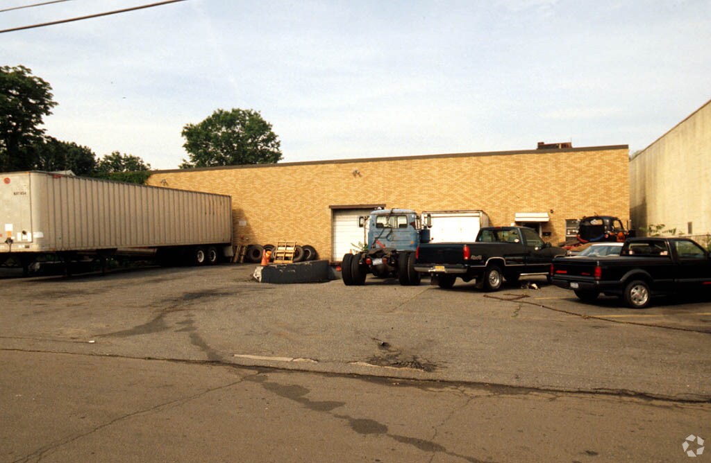 48 Bushes Ln, Elmwood Park, NJ 07407